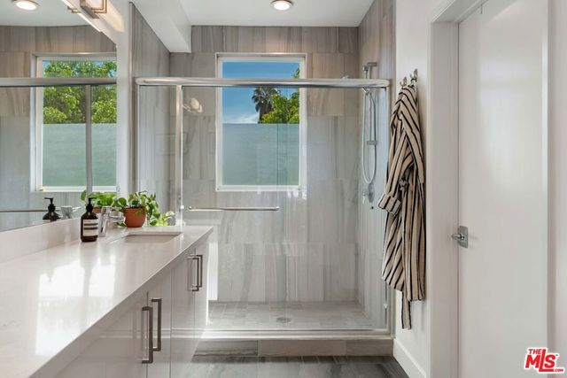 6024 W Beachwood Lane, Los Angeles, CA 90038