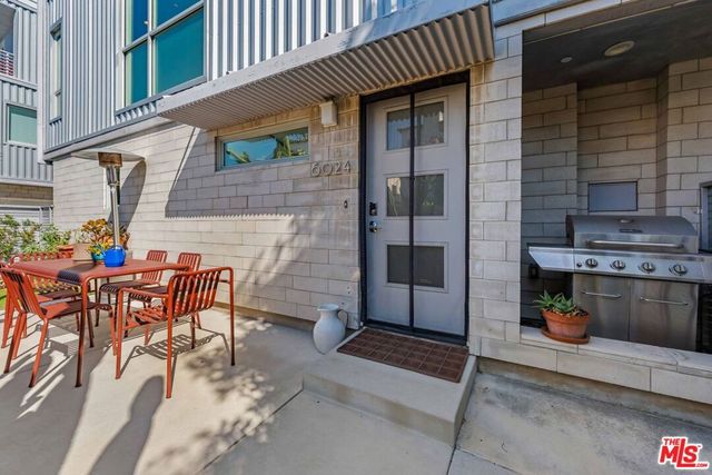 6024 W Beachwood Lane, Los Angeles, CA 90038