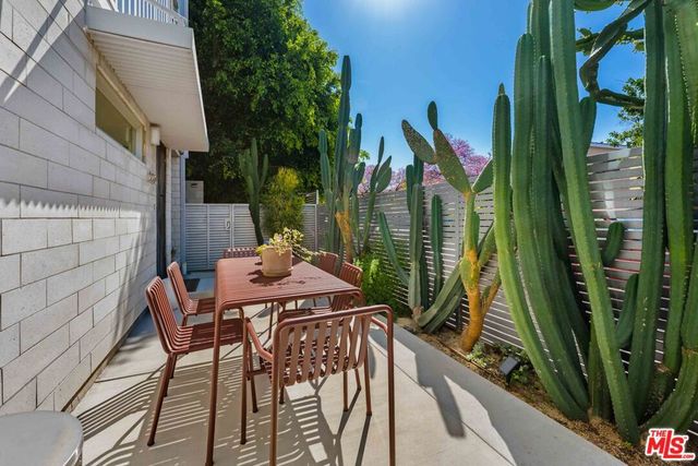 6024 W Beachwood Lane, Los Angeles, CA 90038