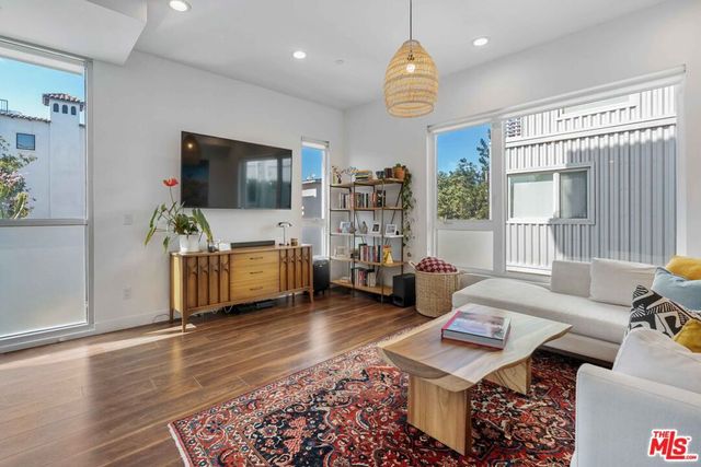 6024 W Beachwood Lane, Los Angeles, CA 90038