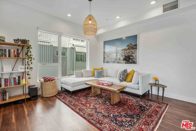 6024 W Beachwood Lane, Los Angeles, CA 90038