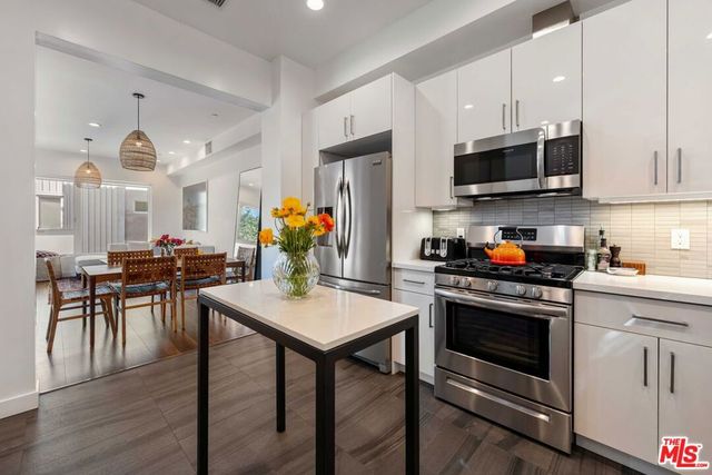 6024 W Beachwood Lane, Los Angeles, CA 90038