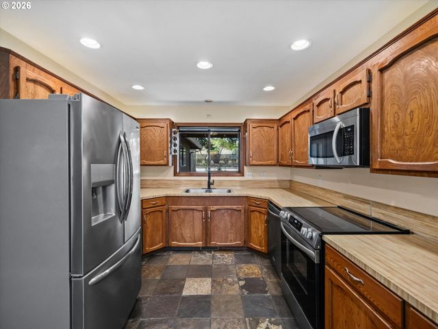 641 W HISTORIC COLUMBIA RI Hwy, Troutdale, OR 97060
