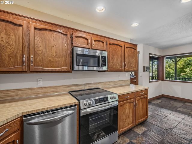 641 W HISTORIC COLUMBIA RI Hwy, Troutdale, OR 97060