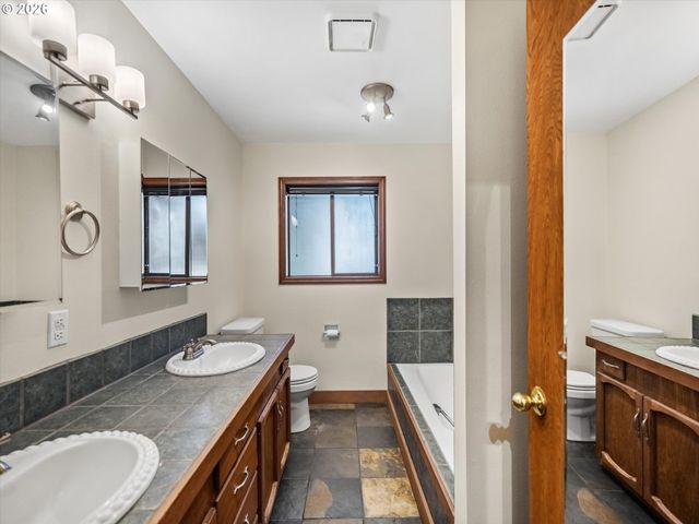 641 W HISTORIC COLUMBIA RI Hwy, Troutdale, OR 97060