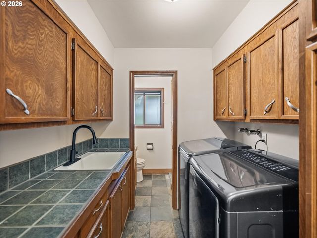 641 W HISTORIC COLUMBIA RI Hwy, Troutdale, OR 97060