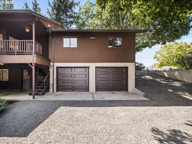 641 W HISTORIC COLUMBIA RI Hwy, Troutdale, OR 97060