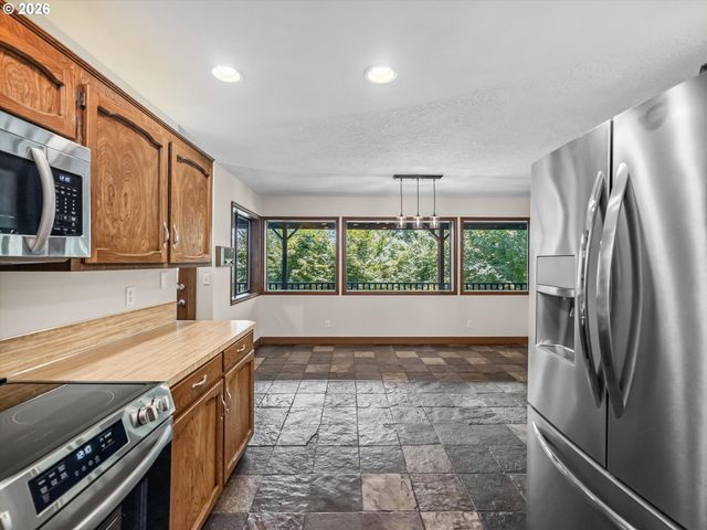 641 W HISTORIC COLUMBIA RI Hwy, Troutdale, OR 97060