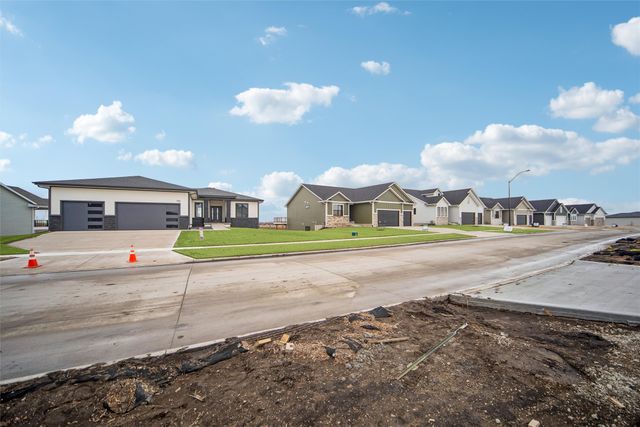 605 SW Meadowbrooke Drive, Grimes, IA 50111