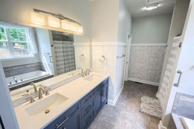 95 E SUMMIT DR, Littlestown, PA 17340