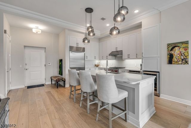 3 Somerset Ln-Glass House 103, Edgewater Boro, NJ 07020