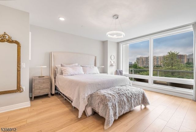 3 Somerset Ln-Glass House 103, Edgewater Boro, NJ 07020