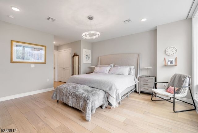 3 Somerset Ln-Glass House 103, Edgewater Boro, NJ 07020