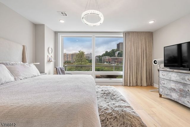 3 Somerset Ln-Glass House 103, Edgewater Boro, NJ 07020