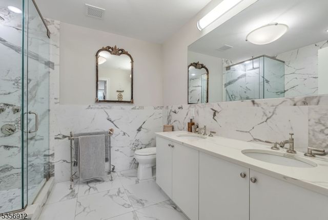3 Somerset Ln-Glass House 103, Edgewater Boro, NJ 07020