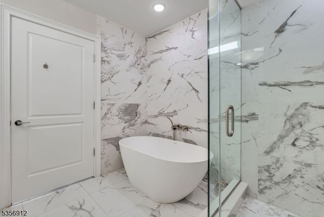 3 Somerset Ln-Glass House 103, Edgewater Boro, NJ 07020