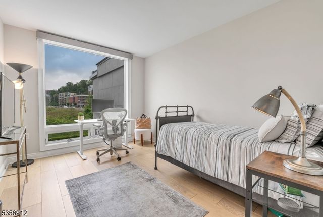 3 Somerset Ln-Glass House 103, Edgewater Boro, NJ 07020
