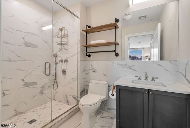 3 Somerset Ln-Glass House 103, Edgewater Boro, NJ 07020