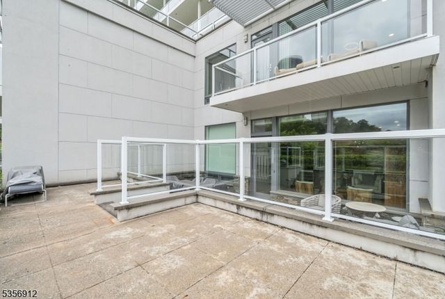 3 Somerset Ln-Glass House 103, Edgewater Boro, NJ 07020