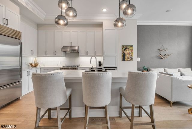 3 Somerset Ln-Glass House 103, Edgewater Boro, NJ 07020