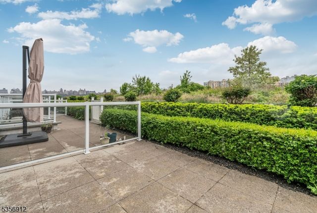 3 Somerset Ln-Glass House 103, Edgewater Boro, NJ 07020