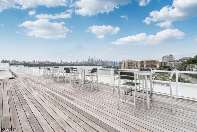3 Somerset Ln-Glass House 103, Edgewater Boro, NJ 07020