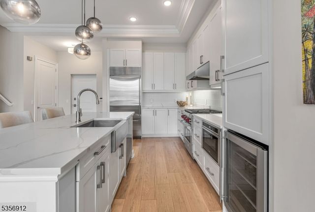 3 Somerset Ln-Glass House 103, Edgewater Boro, NJ 07020