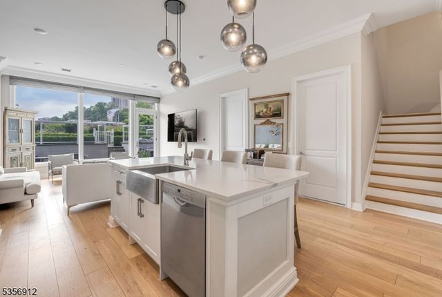 3 Somerset Ln-Glass House 103, Edgewater Boro, NJ 07020