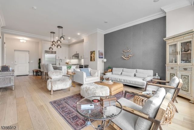 3 Somerset Ln-Glass House 103, Edgewater Boro, NJ 07020