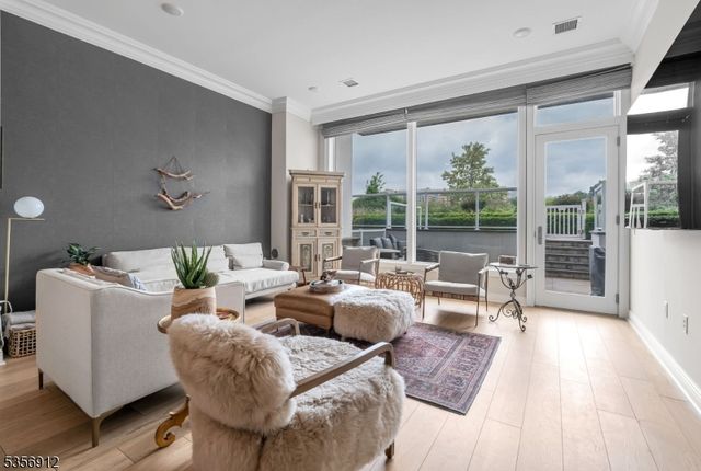 3 Somerset Ln-Glass House 103, Edgewater Boro, NJ 07020