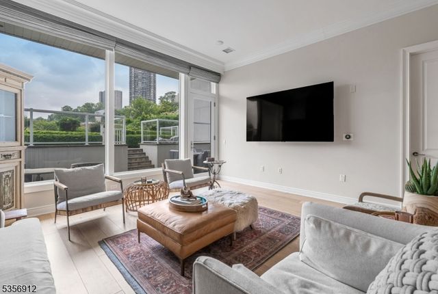 3 Somerset Ln-Glass House 103, Edgewater Boro, NJ 07020