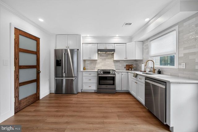 10 E SUTTON AVE, Moorestown, NJ 08057