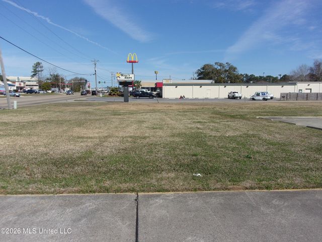 944 Cedar Lake Road, Biloxi, MS 39532