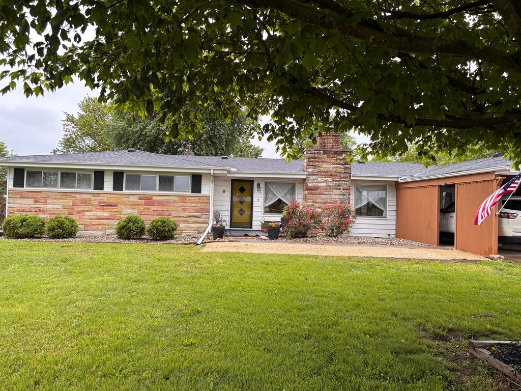 Image 1 of property listing at 433 Stinson Drive, Mt Vernon, IL 62864