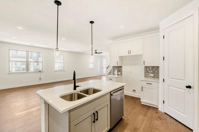 338 Orleanian DR, Buda, TX 78610