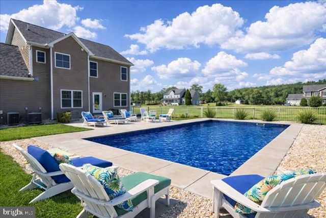 31 HILYARD CIR S, Hedgesville, WV 25427