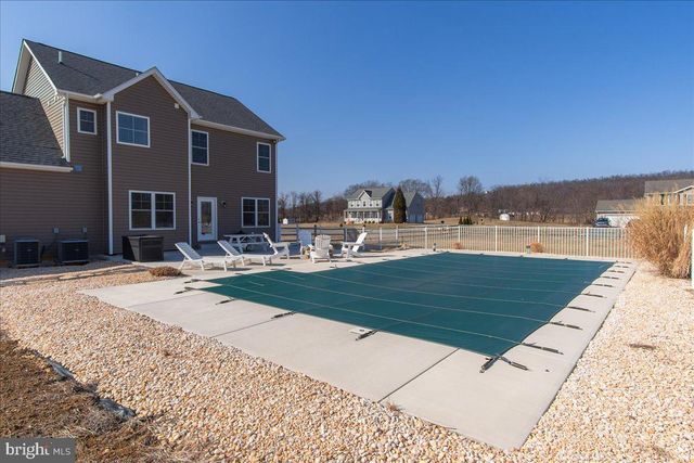 31 HILYARD CIR S, Hedgesville, WV 25427