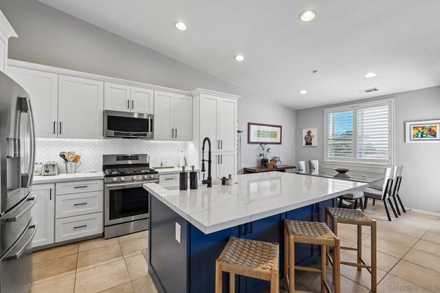 3156 Harbor Ridge Ln, San Diego, CA 92103