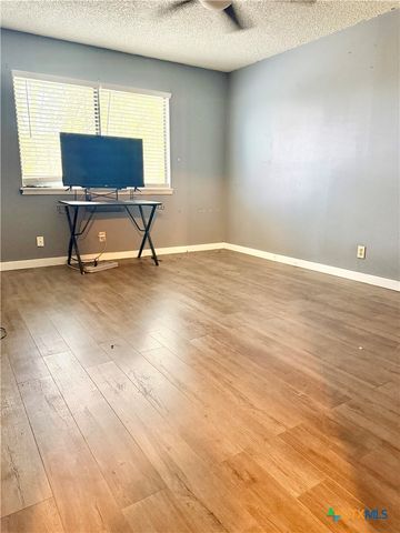 213 Timber Drive, Victoria, TX 77904