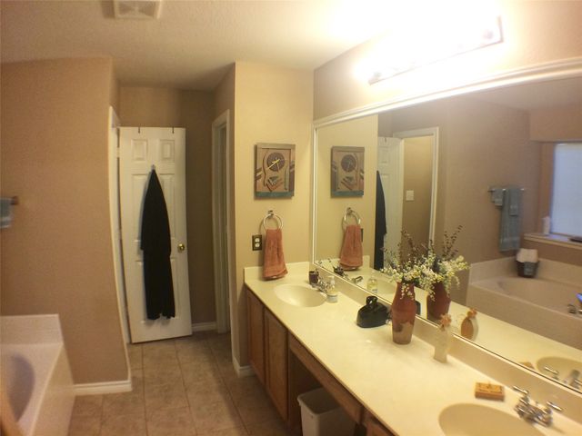 5912 Meadowglen Drive, Denton, TX 76226