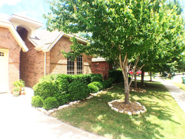 5912 Meadowglen Drive, Denton, TX 76226