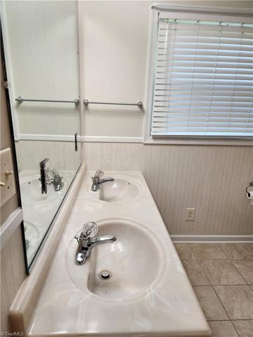 4880 Hawkwood Trail, Winston-salem, NC 27103