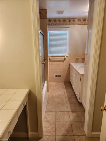4880 Hawkwood Trail, Winston-salem, NC 27103