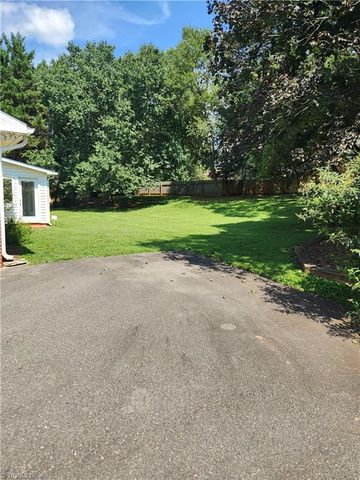 4880 Hawkwood Trail, Winston-salem, NC 27103