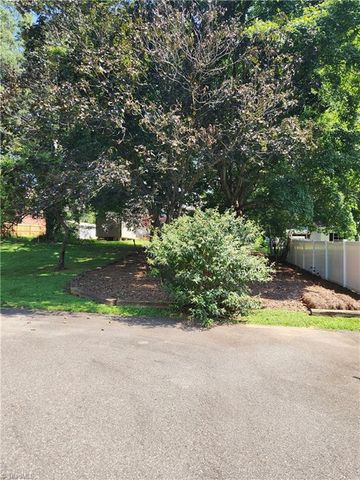4880 Hawkwood Trail, Winston-salem, NC 27103