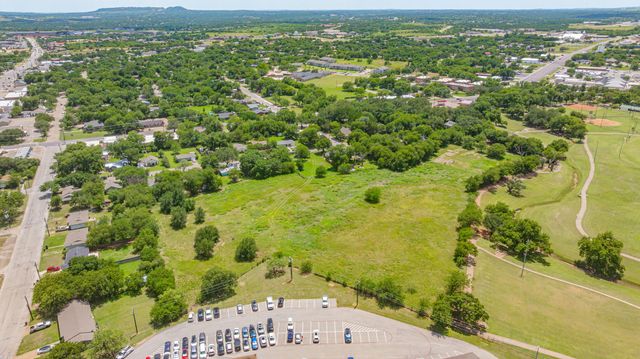 912 W Bridge Street, Granbury, TX 76048