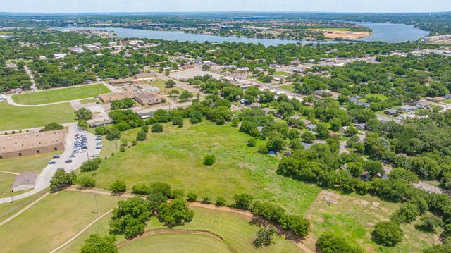 912 W Bridge Street, Granbury, TX 76048