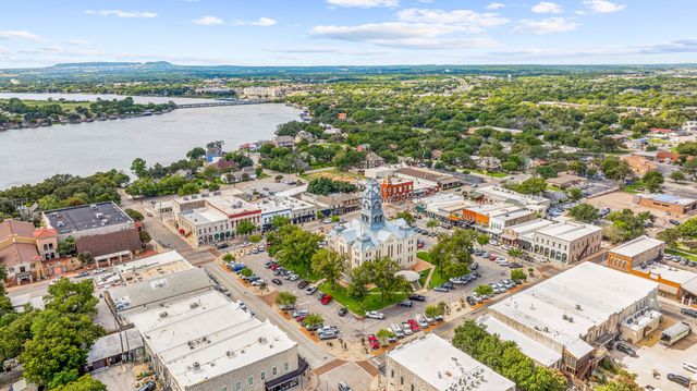 912 W Bridge Street, Granbury, TX 76048