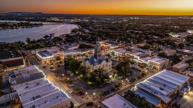 912 W Bridge Street, Granbury, TX 76048