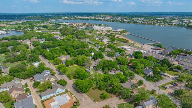 912 W Bridge Street, Granbury, TX 76048